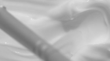 Kremalı krem şantili krem sürme ürünü yakın çekim görüntüleri. Beyaz krem, şampuan dokusu, güneş kremi makyaj arka plan videosu. Nemlendirici güzellik fırçayla krem kumaş örneği hareketi