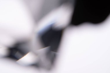 Mavi ışık prizması gökkuşağı parlamaları siyah arka plan, ışık geçişi kristalleri, prizmatik güneş yakalayıcı ışınları üzerinde etkiye sahiptir. Soyut bulanık renkli lensler koyu renk üzerinde parlıyor.