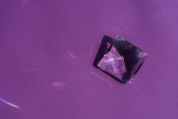Cristal prisma refrator luz, cristais mágicos e pirâmide, esfera e cubo sobre fundo roxo. Prática de cristal de cura espiritual. Feng Shui, bom conceito de fluxo de energia.. — Fotografia de Stock