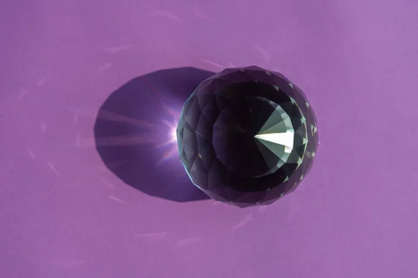 Crystal prism refracting light, magic crystals and pyramid, sphere and cube on purple background. Spiritual healing crystal practice. Feng Shui, good energy flow concept.. — Stock Photo, Image