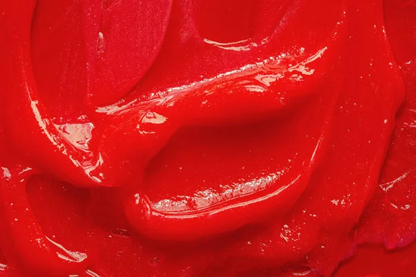 Texture gel rosso. Macchia di crema liquida trasparente cosmetica. Campione di prodotto per la cura della pelle primo piano. Dentifricio o cera — Foto Stock