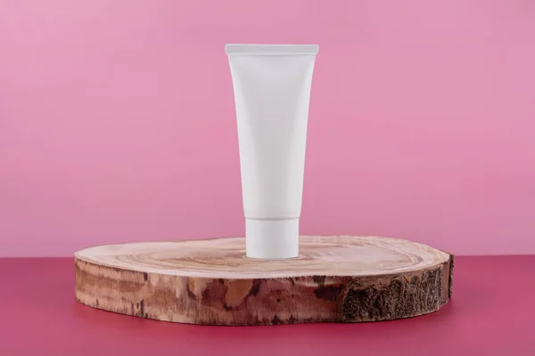 Crema rosa producto cosmético en el pedestal del podio. Loción facial maqueta, mousse en dispensador para la rutina de cuidado de la piel de la mujer. Embalaje hidratante de belleza. Presentación de cosméticos ecológicos — Foto de Stock