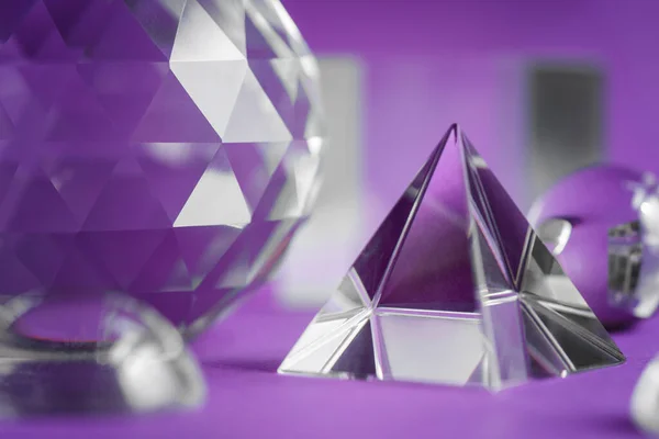 Cristal prisma refrator luz, cristais mágicos e pirâmide, esfera e cubo sobre fundo roxo. Prática de cristal de cura espiritual. Feng Shui, fundo conceito bom fluxo de energia.. — Fotografia de Stock