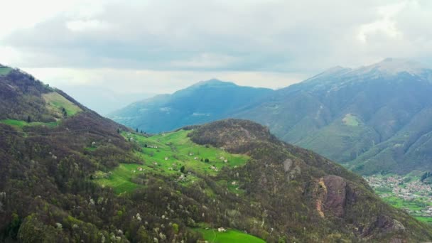 Letecké video malého městečka Pasturo v Lombardii v severní Itálii zachycující horské panorama, lesy a staré chalupy v malé vesnici. Záběr 4k — Stock video