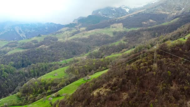 Légi felvétel Pasturo kisvárosáról Lombardiában, Észak-Olaszországban, amely hegyi panorámát, erdőt és régi házakat mutat be a kis faluban. 4k. felvétel — Stock videók