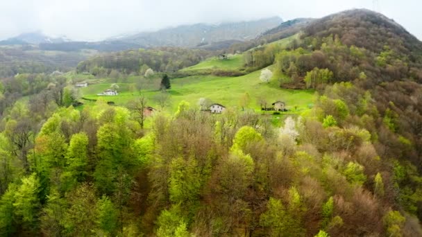 Aerial video of the small town of Pasturo in Lombardy, North Italy showing mountain panorama, forest and old cottages in the small village. Footage 4k — стоковое видео