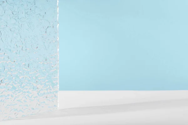 아크릴 리빙 플레이트 (Acrylic ribbed plate): 파란색 배경에 화장품 포장을 위한 배경. 보석 광고를 위한 진열장, 향수 광고를 위한 진열장, 화장품 스탠드 최소한의 브 랜딩 장면 — 스톡 사진