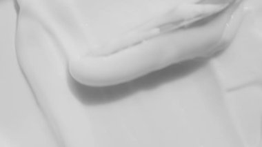 Beyaz cilt kozmetik krem desenli görüntüler. Spatula ile nemlendirici krem numune hareketi. Cilt bakımı kremsi güzellik ürünleri lekesi yakın çekim videosu. Kozmetik güneş kremi köpüğü 