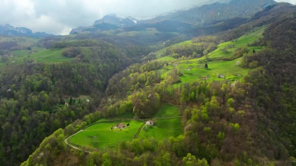 Letecké video malého městečka Pasturo v Lombardii v severní Itálii zachycující horské panorama, lesy a staré chalupy v malé vesnici. Záběr 4k — Stock video