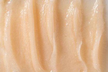 Vücut bakım kremi, retinol serumu, şampuan dalgalı doku. Saç kremi arka planı. Sarı kozmetik losyon nemlendirici numunesi yakın çekim. Cilt maskesi lekesi, kremalı temizleyici.