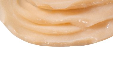 Beyaz arka planda saç kremi lekesi. Sarı kozmetik losyon nemlendirici numunesi yakın çekim. Vücut bakım kremi, retinol serumu, şampuan dalgalı doku. Cilt maskesi, kremalı temizleyici.