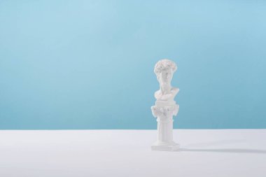 Kozmetik ekran podyumu sunumu için Roma mermer sütunlu Yunan adam, kozmetik standı stil dekorları, mavi üzerine model sahne estetiği. Yaratıcı ürün aşaması..