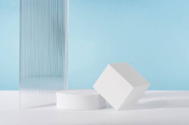 Akrilik tırtıklı plaka, podyum, mavi arka planda kozmetik ürün ambalajı için arka plan. Mücevher sunumu için vitrin, parfüm reklamı için vitrin, kozmetik marka sahnesi.