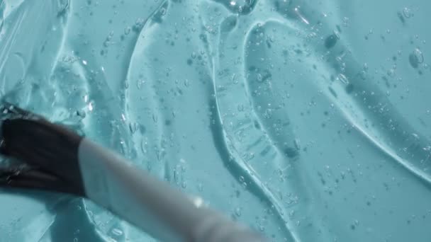 Produk kecantikan lotion toner kosmetik cair dengan peptida dan kolagen. Video latar belakang abstrak Blue cleanser 4k. Cuplikan tekstur asam hialuronat transparan — Stok Video