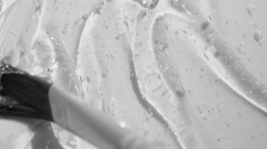 Fırça görüntüleriyle yayılan peptid desenli jel serumu. Sıvı kozmetik cilt toneri, seramik ve kolajlı güzellik ürünü. Hyaluronik asit temizleyici soyut video 4k