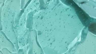 Hyaluronik asit dokusu sıvısı ve oksijen kabarcığı görüntüsü. Kozmetik cilt şeffaf losyon toner peptit ve retinol ile güzellik ürünüdür. Antibakteriyel dezenfektan soyut arkaplan videosu