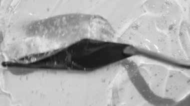 Seramik ve kolajen görüntülü Toner güzellik ürünü. Spatula görüntüleriyle yayılan peptid desenli serum jeli. Hyaluronic asit kozmetik temizleyici soyut video 4k