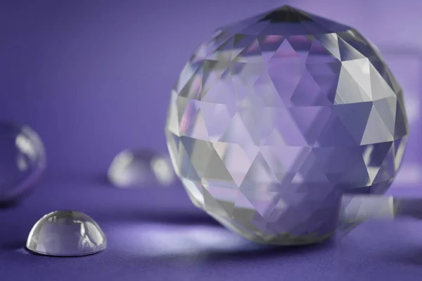 Cristal prisme réfraction de la lumière, cristaux magiques et pyramide, sphère et cube sur fond violet. Pratique du cristal de guérison spirituelle. Feng Shui, bon contexte de concept de flux d'énergie.. — Photo
