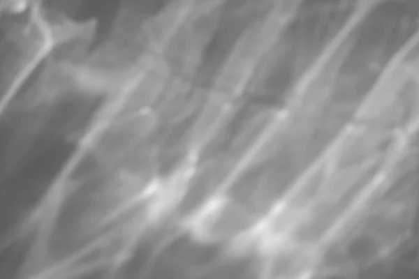 Абстрактний силует заломлення природного світла на поверхні води макет. Каустичний ефект заломлення світла на білій стіні накладання фото макет, розмиті сонячні промені заломлення через скляну призму — стокове фото