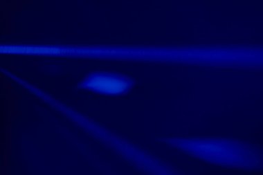 Mavi ışık prizması gökkuşağı parlamaları siyah arka plan, ışık geçişi kristalleri, prizmatik güneş yakalayıcı ışınları üzerinde etkiye sahiptir. Soyut bulanık renkli lensler koyu renk üzerinde parlıyor.