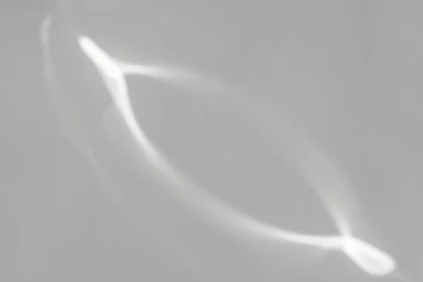 Refracción de luz efecto cáustico en la superposición de la pared blanca foto maqueta, rayos de sol borrosas refractando a través del prisma de vidrio con sombra. Silueta abstracta de refracción de luz natural en la superficie del agua — Foto de Stock