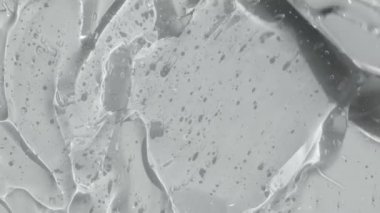 Kabarcıklı Hyaluronik asit. Şeffaf jel serumu dokusu görüntü yayıyor. Sıvı kozmetik cilt toneri peptit ve kolajenle güzellik ürünü. Temizleyici arkaplan videosu 4k. 