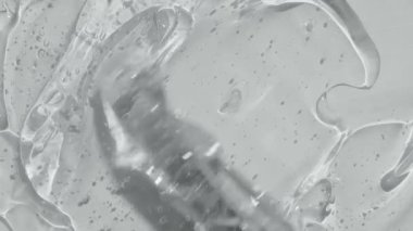 Kozmetik cilt toneri, seramik ve kolajlı güzellik ürünü. Spatula görüntüleriyle yayılan peptid desenli serum jeli. Hyaluronic asit temizleyicisi soyut arkaplan videosu 4k