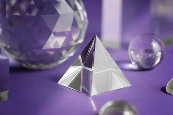 Кришталева Призма Заломлює Світло Магічні Кристали Піраміду Сферу Куб Пурпуровому — стокове фото