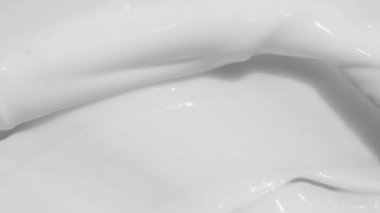 Spatula ile nemlendirici krem numune hareketi. Cilt bakım kremi kozmetik ürün lekesi yakın çekim videosu. Beyaz krem desenli görüntüler. Cilt kremi, güneş kremi, yakın çekim.