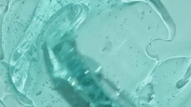 Kozmetik cilt şeffaf losyon toner peptit ve retinol ile güzellik ürünüdür. Antibakteriyel dezenfektan soyut arka plan videosu 4K. Hyaluronik asit doku sıvısı ve oksijen kabarcığı görüntüsü.