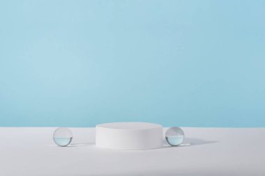 Mücevher sunumu için vitrin, reklam için vitrin, kozmetik markalaşma sahnesi. Acrylic plaka, podyum, kozmetik ürün ambalajı için arka plan mavi arka planda şık dekorlarla.