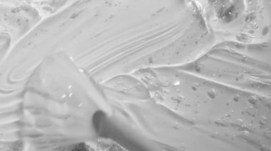 Serum jeli ve peptid dokusu güneş ışığı gölgesi görüntüleriyle fırçayla yayılıyor. Seramik ve kolajlı Toner güzellik ürünü. Hyaluronic asit kozmetik temizleyici soyut arkaplan videosu 4k