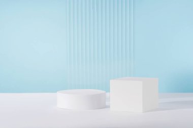 Akrilik tırtıklı plaka, podyum, mavi arka planda kozmetik ürün ambalajı için arka plan. Mücevher sunumu için vitrin, parfüm reklamı için vitrin, kozmetik markalaşma sahnesi.