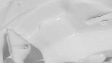 Kozmetik güneş kremi, köpük dokusu görüntüleri. Beyaz cilt kozmetik kremi. Spatulalı nemlendirici yüz kremi örneği hareketi. Cilt bakımı kremsi güzellik ürünü lekesi yakın çekim videosu. 