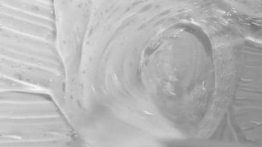 Şeffaf jel serumu dokusu görüntü yayıyor. Kabarcıklı Hyaluronik asit. Sıvı kozmetik cilt toneri peptit ve kolajenle güzellik ürünü. Temizleyici soyut arkaplan videosu 4k. 