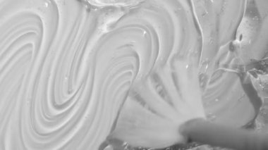 Serum jeli ve peptid dokusu güneş ışığı gölgesi görüntüleriyle fırçayla yayılıyor. Seramik ve kolajlı Toner güzellik ürünü. Hyaluronic asit kozmetik temizleyici soyut arkaplan videosu 4k