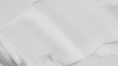 Cilt bakım kremi, kozmetik ürün lekesi, yakın çekim videosu. Beyaz krem desenli görüntüler. Spatula ile nemlendirici krem numune hareketi. Cilt kozmetik losyonu köpüğü yakın çekim