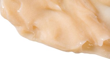 Beyaz arka planda saç kremi lekesi. Sarı kozmetik losyon nemlendirici numunesi yakın çekim. Vücut bakım kremi, retinol serumu, şampuan dalgalı doku. Cilt maskesi, kremsi temizleyici ürün