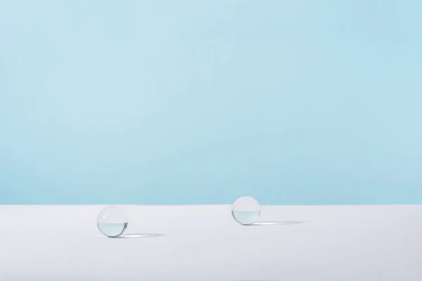 Esferas Vidrio Acrílico Sobre Fondo Azul Para Escaparate Cosméticos Perfumes — Foto de Stock