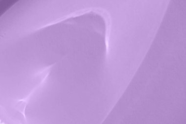 Leylak duvarındaki nedensel ışık kırılması fotoğraf modellemesini kaplıyor, bulanık güneş ışınları cam prizmayı gölgeyle kırıyor. Su yüzeyindeki soyut doğal ışık kırılma silueti taklit et.