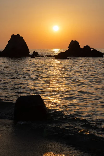 Красивый Вид Оранжевый Закат Скалами Калькутте Средиземное Море Италия Тропический — стоковое фото