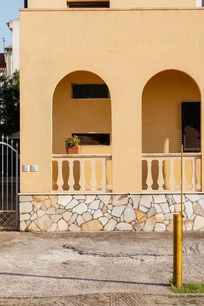 Τυπικό Κίτρινο Σπίτι Πρόσοψη Μέρος Στην Ιταλική Πόλη Κοντά Στη — Φωτογραφία Αρχείου