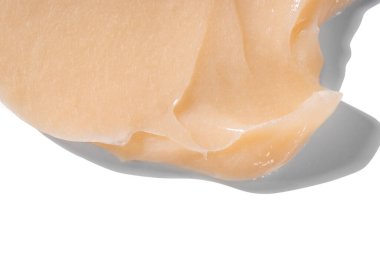 Beyaz arka planda saç kremi lekesi. Sarı kozmetik losyon nemlendirici numunesi yakın çekim. Vücut bakım kremi, retinol serumu, şampuan dalgalı doku. Cilt maskesi, kremsi temizleyici ürün