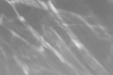 Su yüzeyindeki soyut ışık kırılması silueti taklit ediliyor.Beyaz duvar üzerindeki yakıcı etki ışık kırılması fotoğraf modellemesi, bulanık güneş ışınları gölge ile cam prizmayı kırıyor.