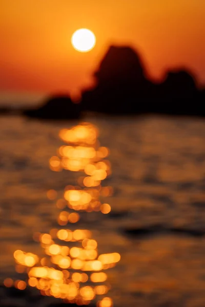 Небо Заката Отражается Воде Расплывчатый Оранжевый Золотой Крыше Спокойствие Расслабляющее — стоковое фото