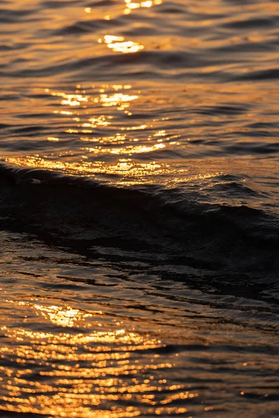 Волнообразная Поверхность Морской Воды Золотым Солнечным Светом Морские Волны Близко — стоковое фото