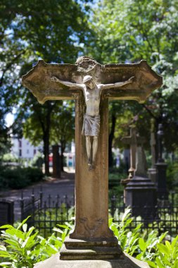 Yontmataş mezarı ile eski mezar