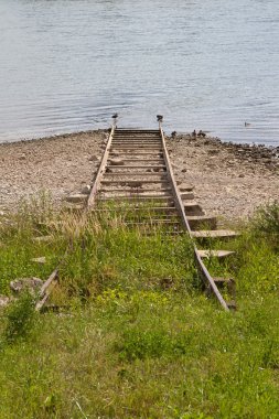 Suya giden bu raylar