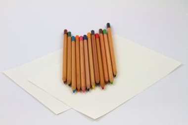 kağıt üzerinde farklı renkli kalemler