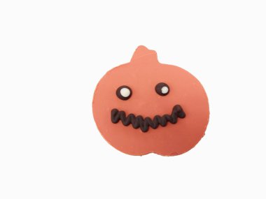 Samur kurabiyelerinde beyaz arka planda korkunç balkabağı suratı